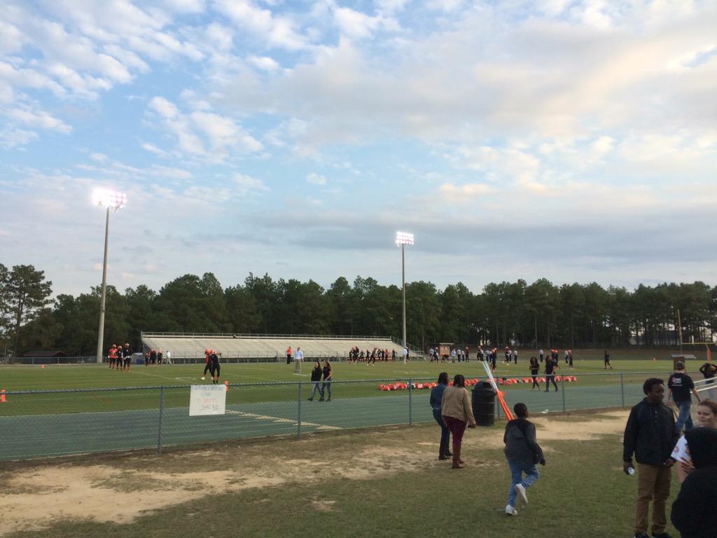 FTCCHSConnect's tweet photo. Watching warm-ups... Ready for a good game! Check out #FTCCHSC by the foreign language club table! @southviewsports http://t.co/DgAPkgcozp