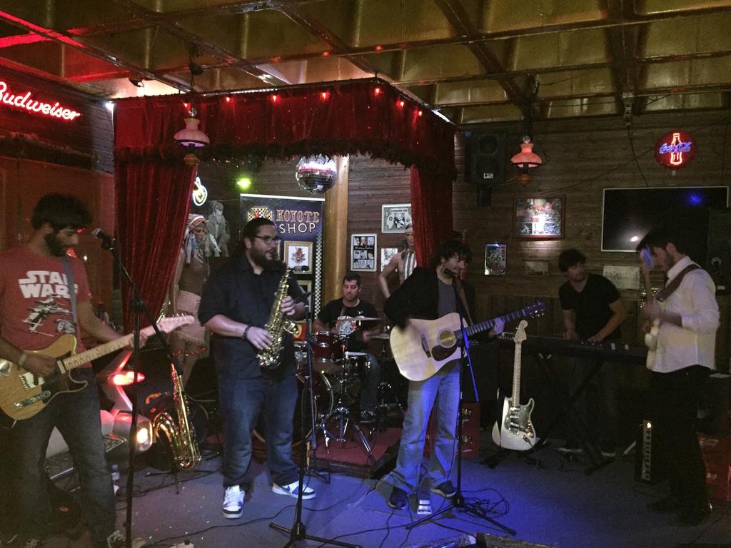 musitopiablog's tweet photo. Juliette de Dire Straits en directo por @CafeRacersTrib. ¡Impresionante! http://t.co/1zz11hvbxD