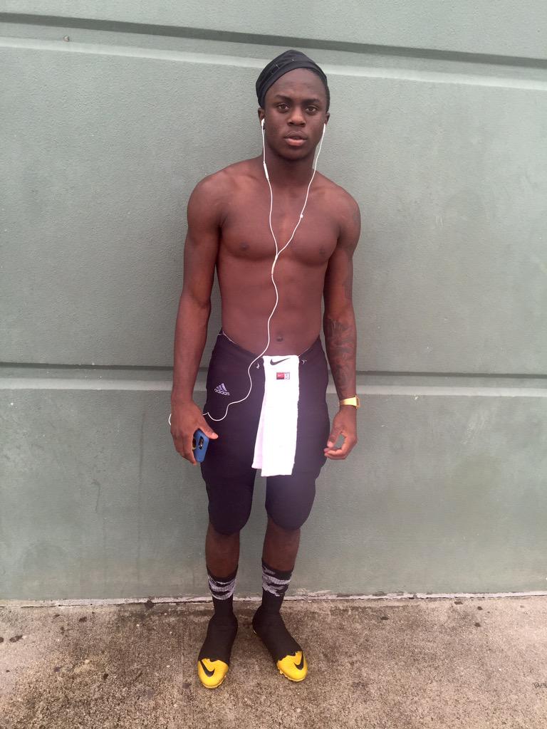 _Sharod5's tweet photo. Iaint Really go bannas yet Just Wait🏈💯 #5 #riptonya http://t.co/QD2b9umY5q