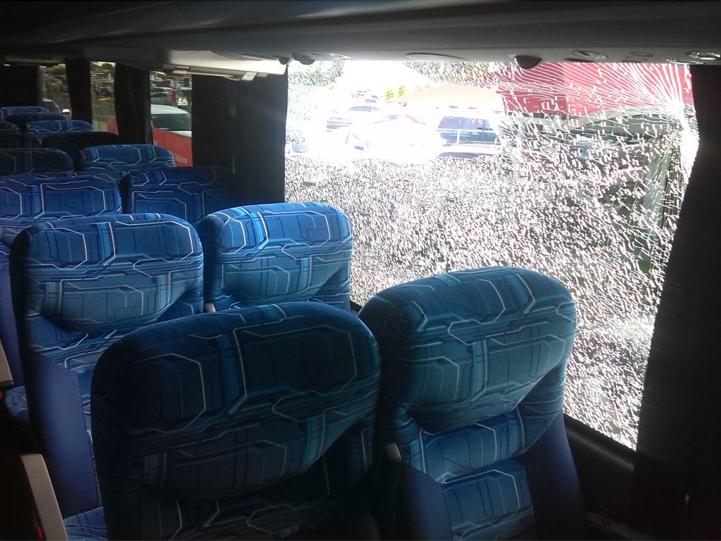 Apedrean a camión de Pumas en Guanajuato - CReJFo1U8AAm7UU