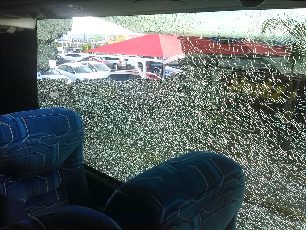 Apedrean a camión de Pumas en Guanajuato - CReJIDJUsAAsRRF