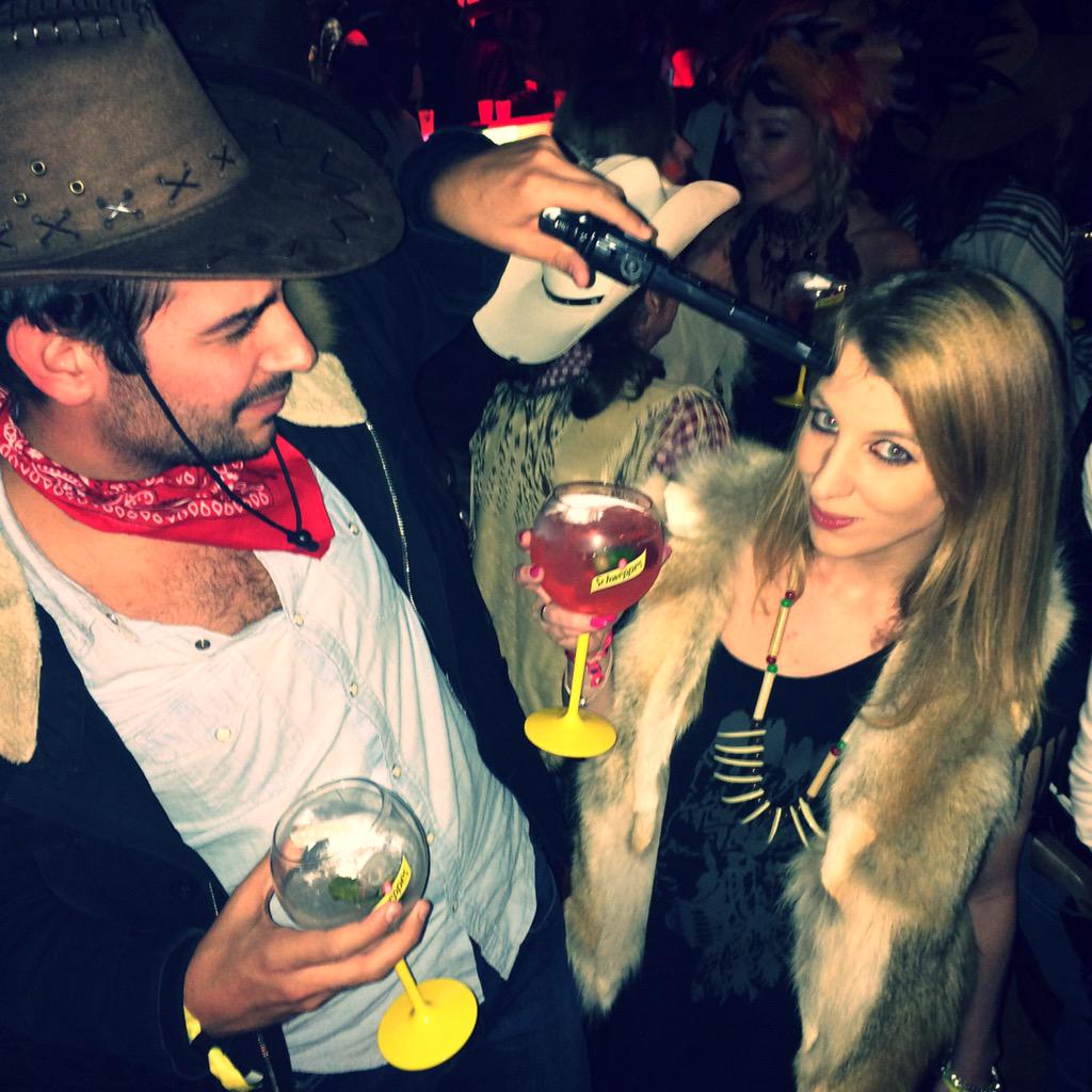 paulinebecel's tweet photo. Le Cowboy contre l'Indienne .. Qui gagne ? 🐴🗿#SoireeAmbassadeurs #VillaSchweppes #Copains @LesAmbassadeur2 http://t.co/simi1622Hn