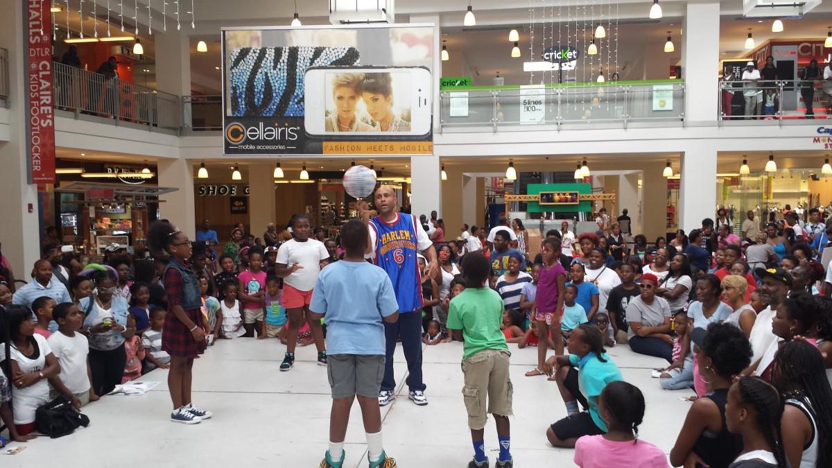 TeamMe7o's tweet photo. Former #Globetrotter, #ChooSmith, is a proud #Baltimore native. Now he's supporting his city http://t.co/Jg1KXTcwd6 http://t.co/mH4CmxpDB9