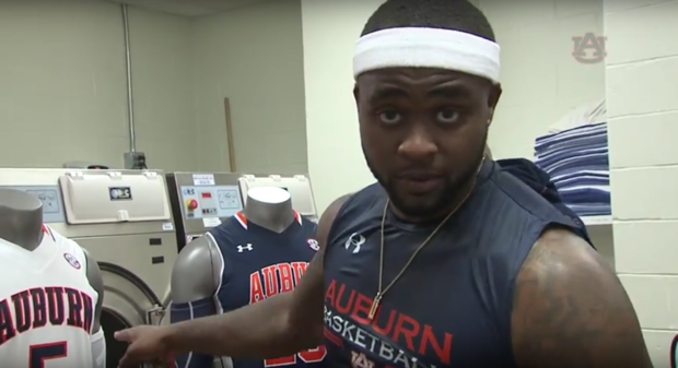 aldotcomSports's tweet photo. #Auburn's new bastketball unis have an "old school" sort of look to them: http://t.co/GhNB5QvRGi #ALCBB http://t.co/KeqUkYUbWv