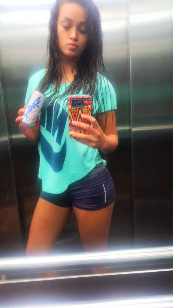 JodidamenteMala's tweet photo. "@arizaga_a: Camino al ensayo de baile.. 😊☺ infaltable  @SharkPeru @Nike 👍 https://t.co/f1FUyLdhQZ"