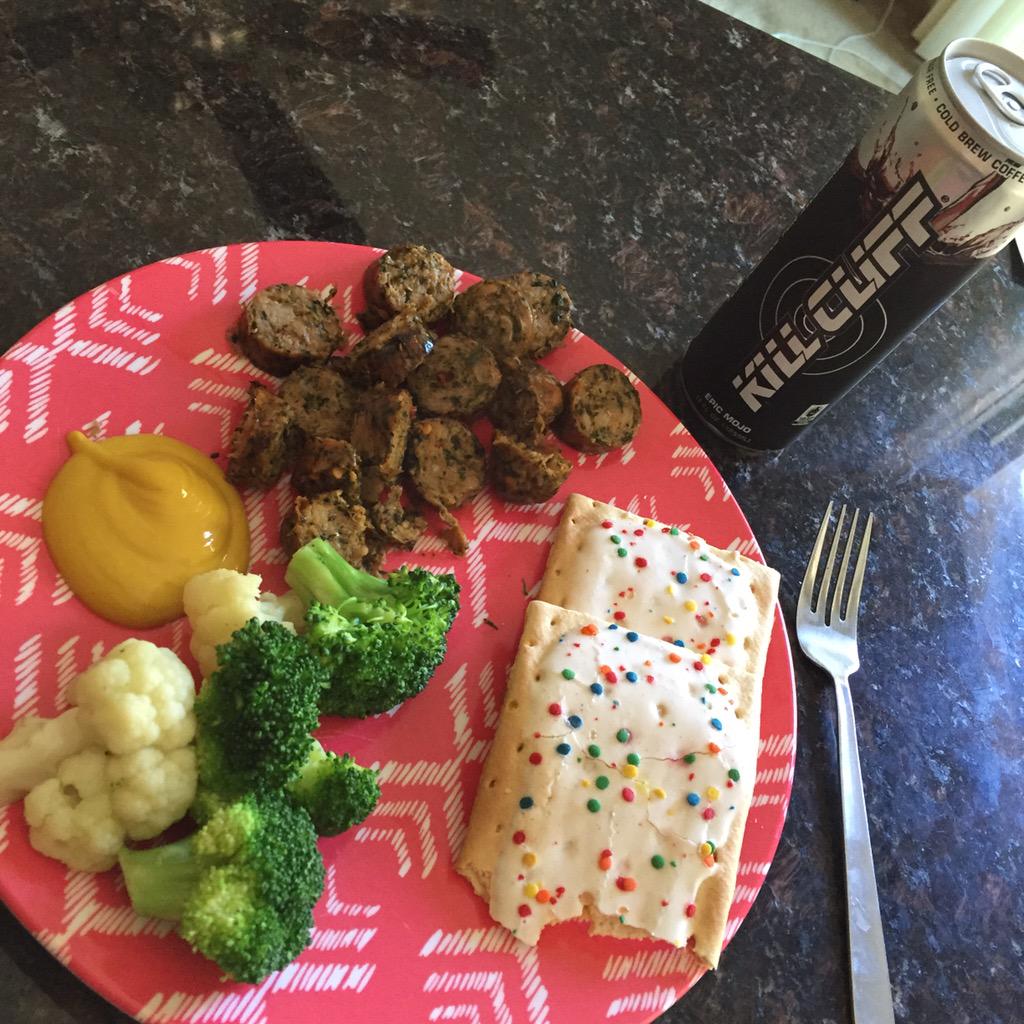 ChynaCho's tweet photo. LUNCH IS SERVED. @KILLCLIFF #epicmojo AND FUN-FETTI POPTARTS ARE THE SHIZZZZZ! 🍴😉 #yuuuummmm http://t.co/oD0mrpLdiU