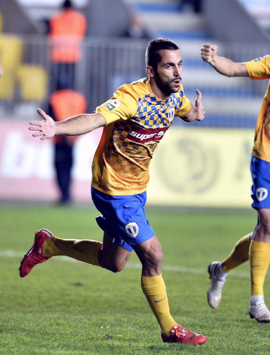 abadmorenilla's tweet photo. @velascomarbella Hoy llegan saludos desde Rumanía!Fernando juega en el Petrolul Ploiesti. Amigos por el mundo Grande! http://t.co/puCB8McToL