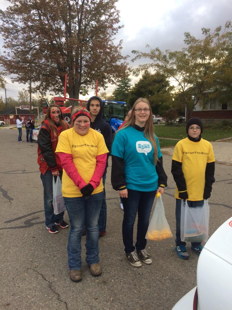 ecarlsonshs's tweet photo. @Here2MakeChange students passing out books and #stopthebull bracelets during Homecoming parade! http://t.co/5tXOnH13un