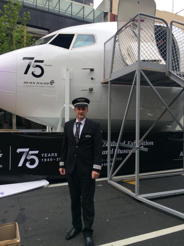 dpnzed's tweet photo. Go the Pilots at Diwali in QN St with the B737 @alexhowieson01 @KevinT1071 @mathewbosher @lm10003   #pilotbrand http://t.co/d6kUGwkFJG
