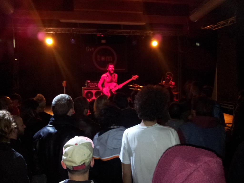ArciTom's tweet photo. Clima a dir poco rovente... Gli ZEUS! Stanno infiammando il palco!!! http://t.co/hmXdHaTevA