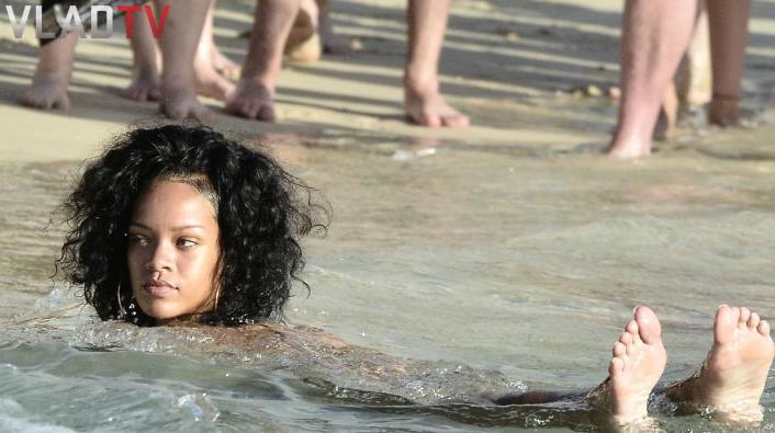 PeopleProjectNS's tweet image. What Happens When #Rihanna Tries to Go to the Beach goo.gl/lxyQ6S