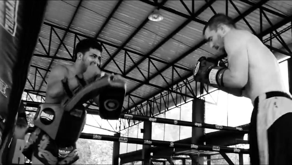 AKAThailand's tweet photo. Ever wonder what it's like being a first timer training #muaythai? Watch this! 👉 http://t.co/KBy2r7NHwG #bucketlist http://t.co/E2TfQacv5R