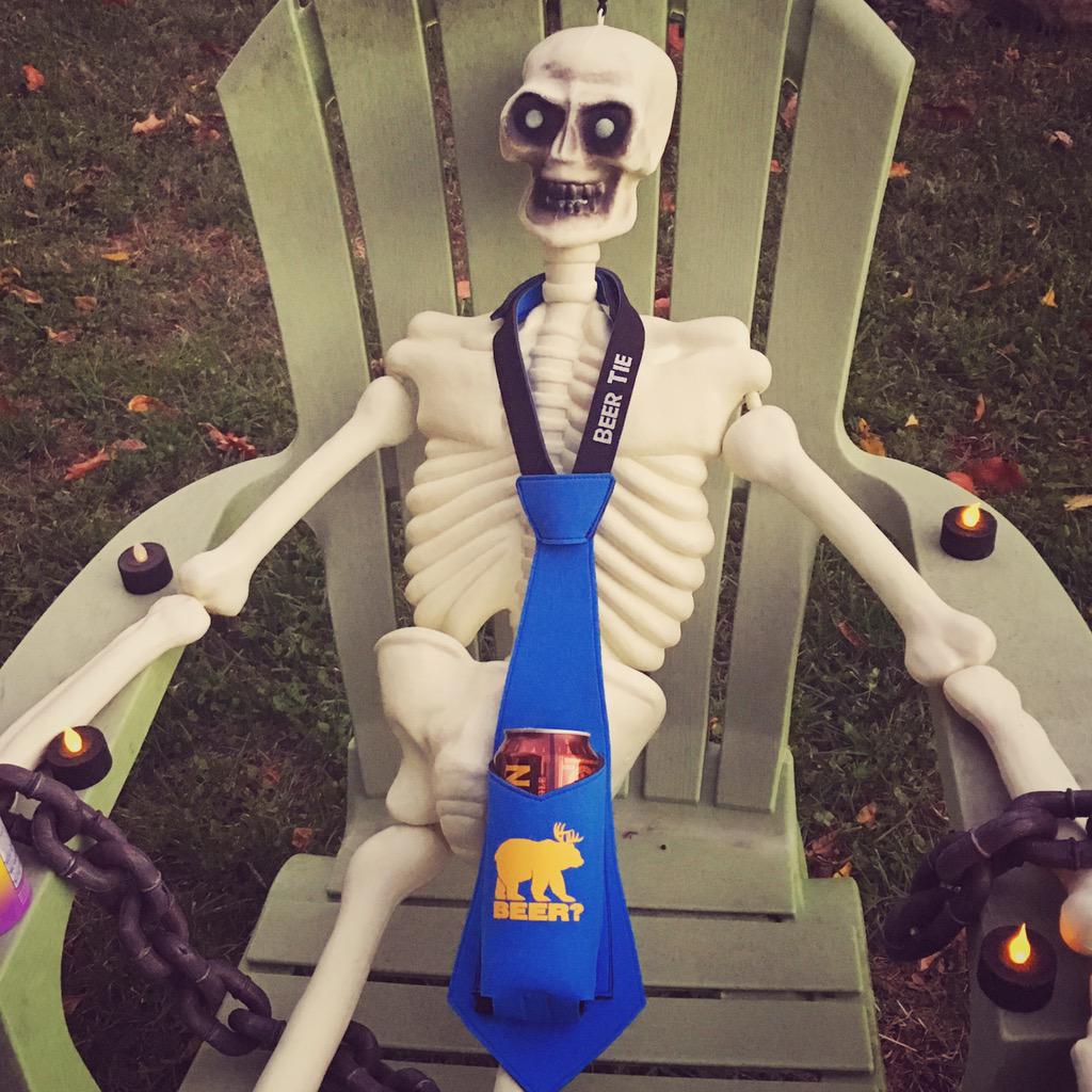 TheBevTie's tweet photo. #FridayNight! Time to chillax, #October style.  #Halloween #friday #beer #craftbeer #BeerTie #TieOneOn http://t.co/y5J790gGHs