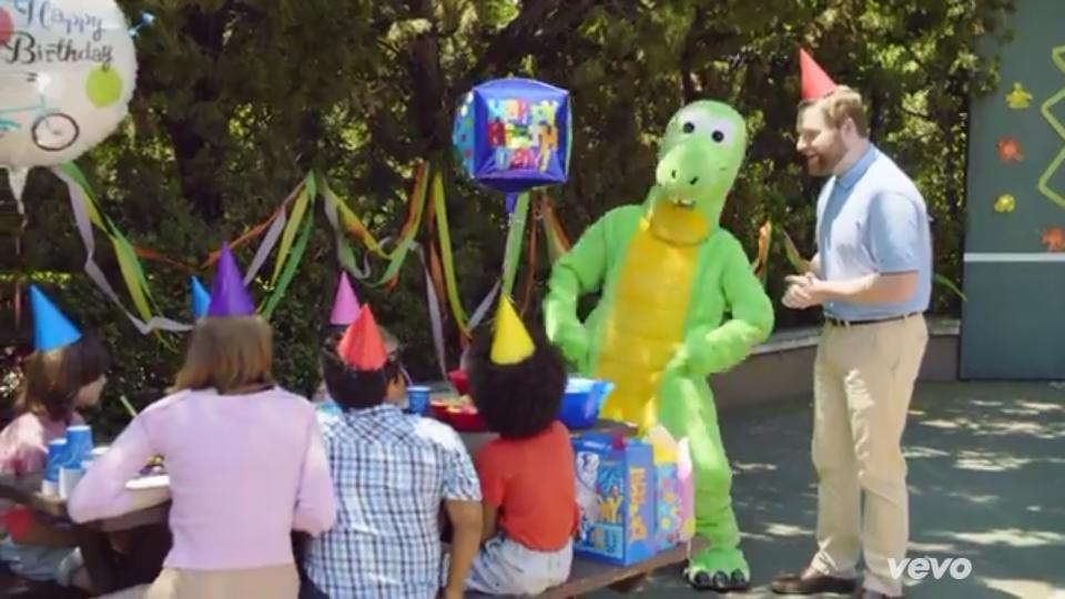 say_cookiee's tweet photo. UNO, DOS, T-REX again! #HeyEverybodyMusicVideo http://t.co/hWALF2ga38