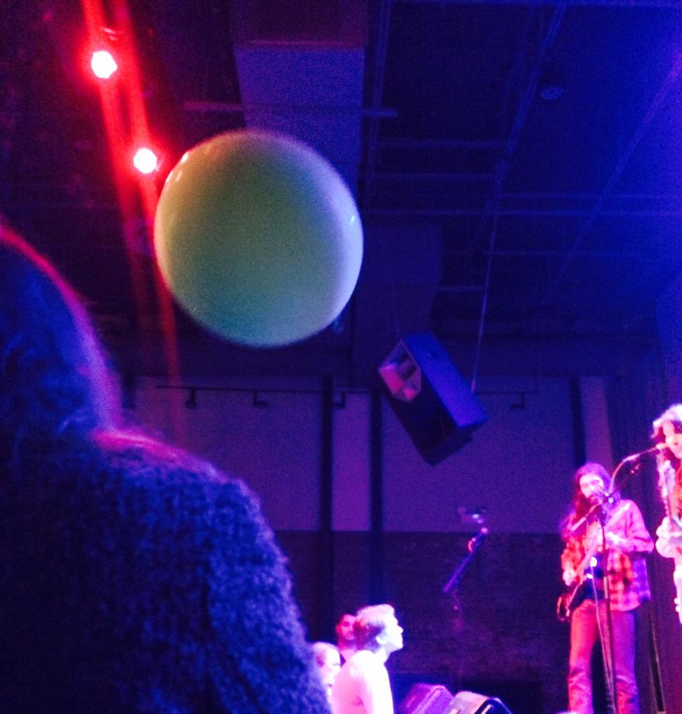 jennnumanzor's tweet image. Throwback to this giant green balloon and some rad, live music. #missingChicago
