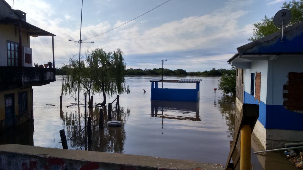 MetroclimaPOA's tweet photo. #Jacui recua em São Jerônimo. Foto do colaborador Juliano de Miranda. Lento recuo, mas que tende a acelerar. http://t.co/O3nYTYv11O