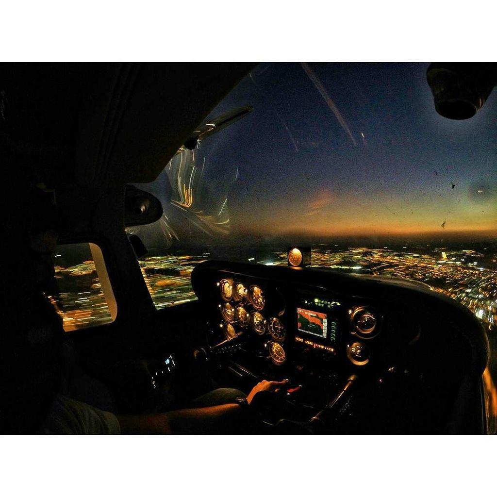 DeltaBravo33's tweet photo. Instagram : by danielvictorsm - Boys' Night Out ✈🌒 #asafixa #aviation #pilotsviews #pilotlife #avgeek #aviationlove… http://t.co/DwyRqjIen7