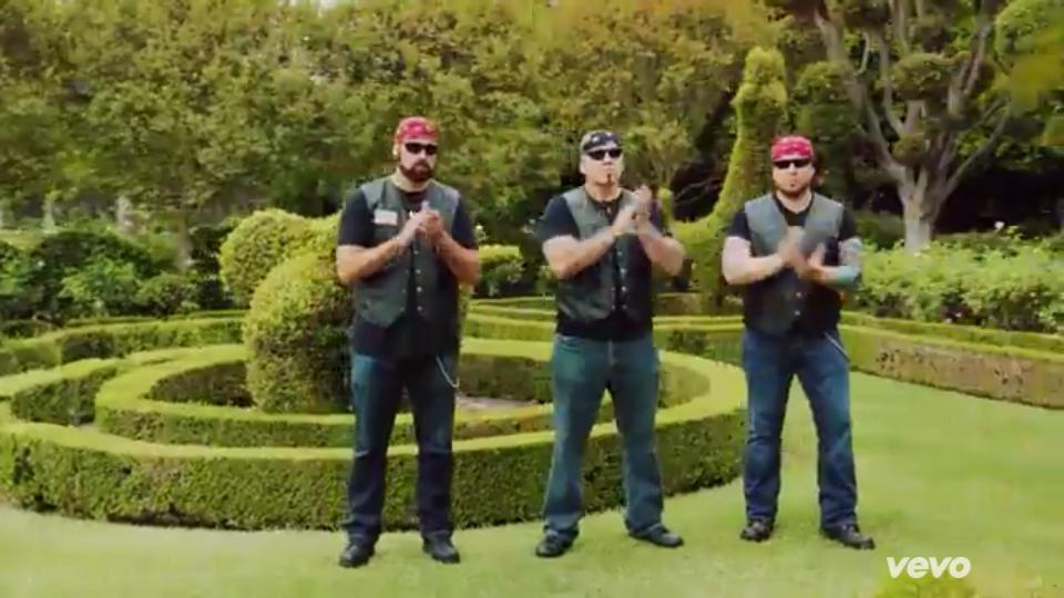 say_cookiee's tweet photo. SQUAD GOALS #HeyEverybodyMusicVideo http://t.co/hqX4NCOlLH