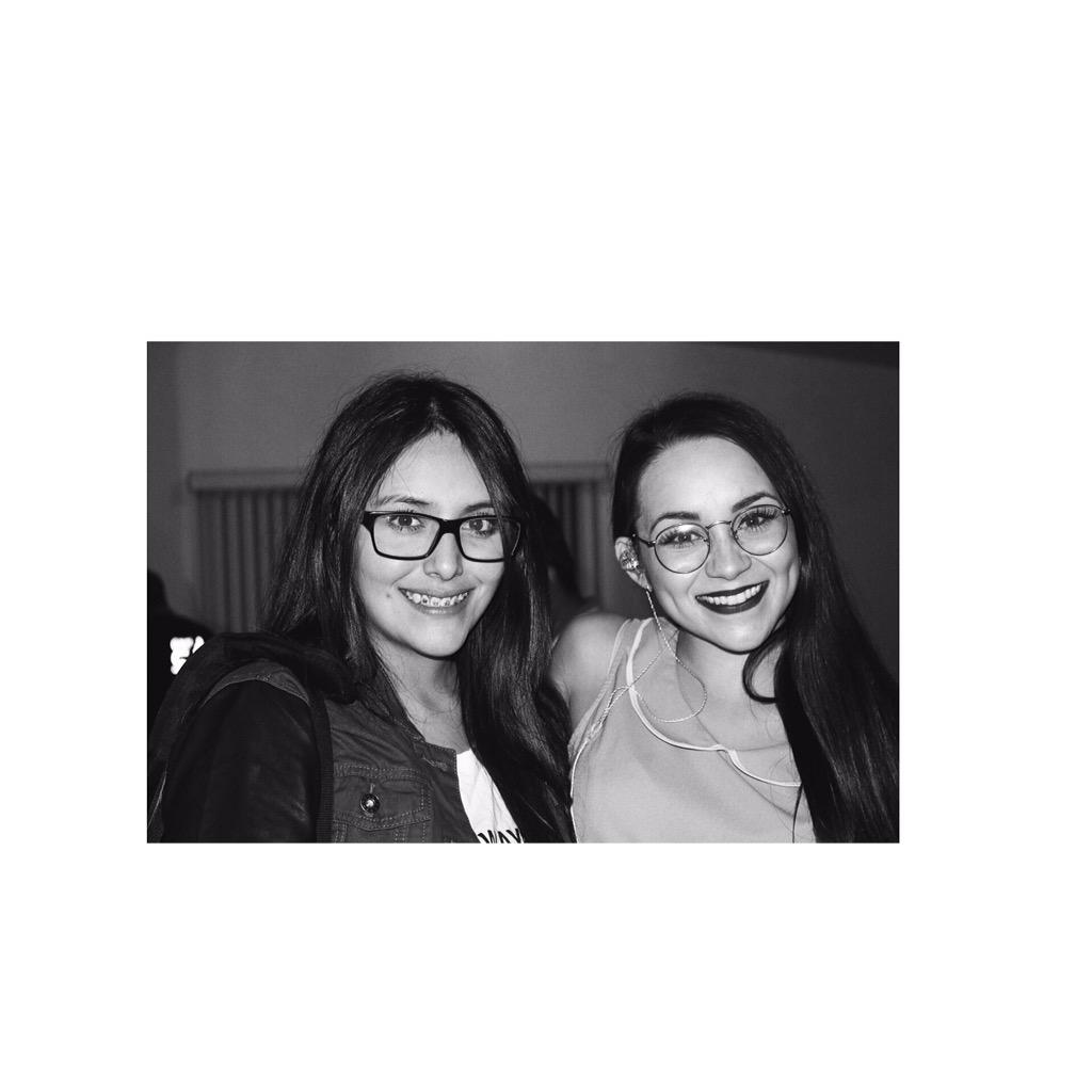 MariaBenilde_'s tweet photo. @Melissalrc 👭✋🏻 http://t.co/qkn6Ow2bVV