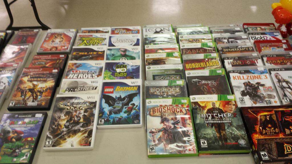 GeekedOutToys's tweet photo. More pictures of the treasures to score at #GeekedOut (#CarletonPlace arena 10-4) http://t.co/x5mBnqoozt