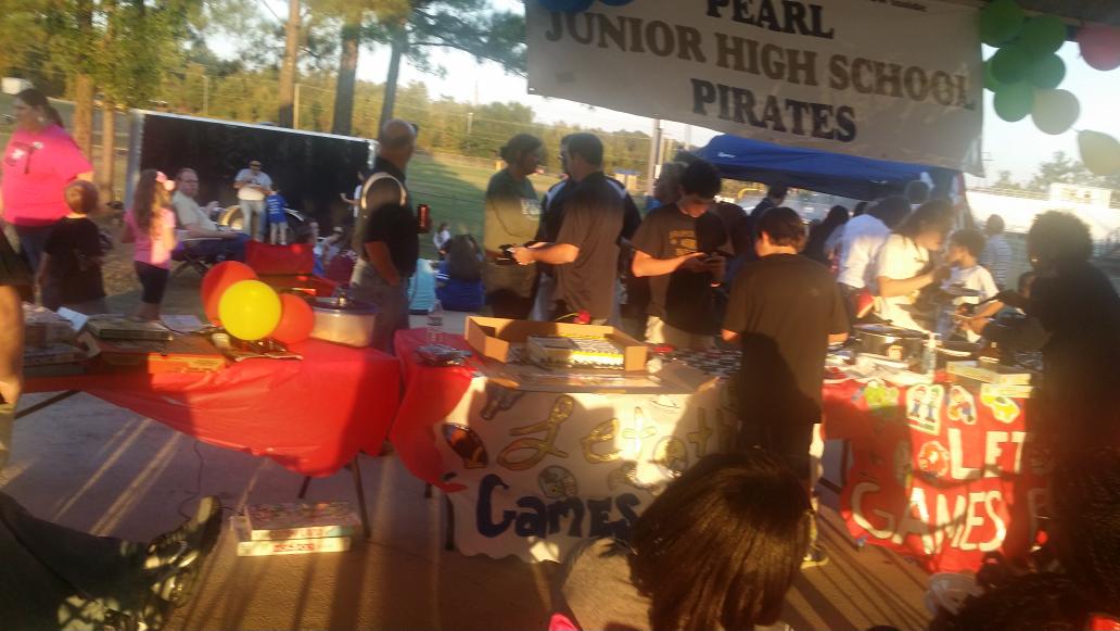tdanders03's tweet photo. Tailgating!!! Pearl Pirates @PearlJHPirates http://t.co/g3ghcGTHAE