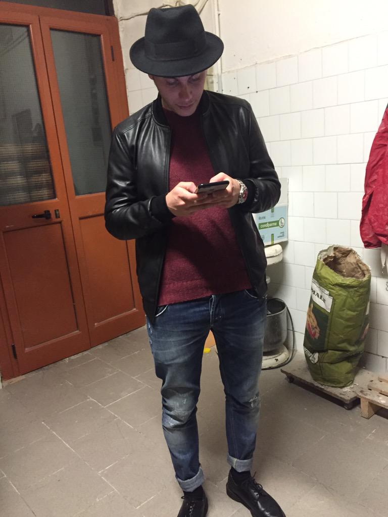 Elias_Gandini's tweet photo. Si può vestirsi così per andare da @magnanino_ ? 🍕#fashionblogger #vanitoso http://t.co/hP5GBKSiMS