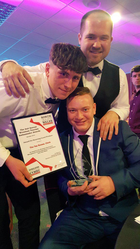 TeaRoomsChirk's tweet photo. Team photo with the new award! #trooms #chirk #awards #2015 #winners #localproduce #wxmtourism2015 #headchef #owner http://t.co/hSxelbjEen