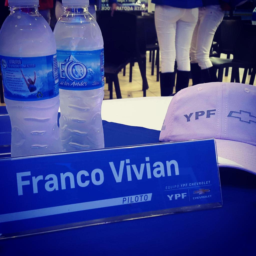 francoevivian's tweet photo. Si querés ganarte la gorra rosa RT y FAV #juntoscontraelcancer @ChevroletArg @EquipoChevrolet @LalcecArgentina http://t.co/iK8QG523NE