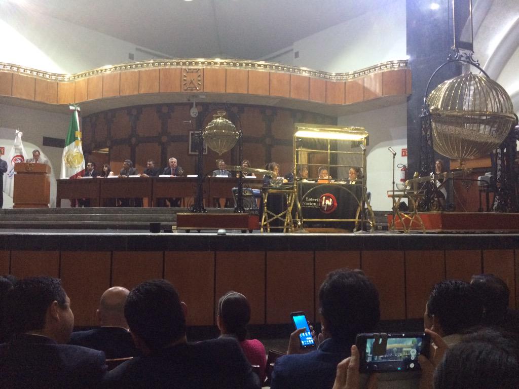 FAOMexico's tweet photo. #DMAmx @Conapesca y @SAGARPA_mx en Sorteo Superior 2445 de @lotenal conmemorando el Día Mundial de la Alimentación http://t.co/43aY0clX7a