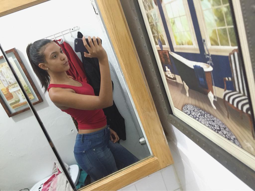 izamar_xo's tweet photo. messy ponytails> http://t.co/hjOjbg5A9U