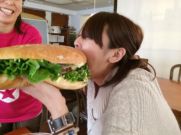 KINGOFMEAT1's tweet photo. これは横綱級！！！
『巨大ハンバーガー』が食べられるお店３＠横浜
http://t.co/gAiHopiTFz

『肉会』はこちらから♪
http://t.co/Zechbaa0Mo
#肉会 #肉 #DMM #ハンバーガー #横浜 http://t.co/ewfPOM0dfN