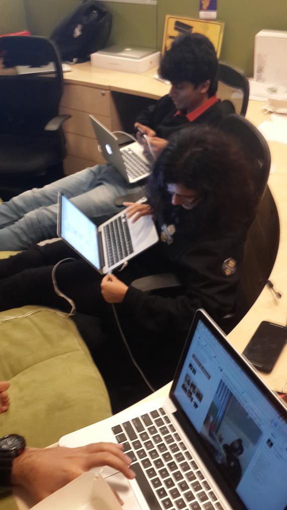 pranavVersed's tweet photo. We're running out of batteries!  @dev1ka #mashpotato #redefine #lookup http://t.co/d4qSWGqeXM