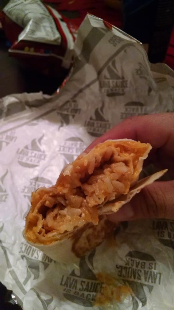 jjrsvl's tweet image. @tacobell tried yur featured Volcano Quesarito #FireFoodSpicy. More rice than beef abt halfway. #EvenDistribution