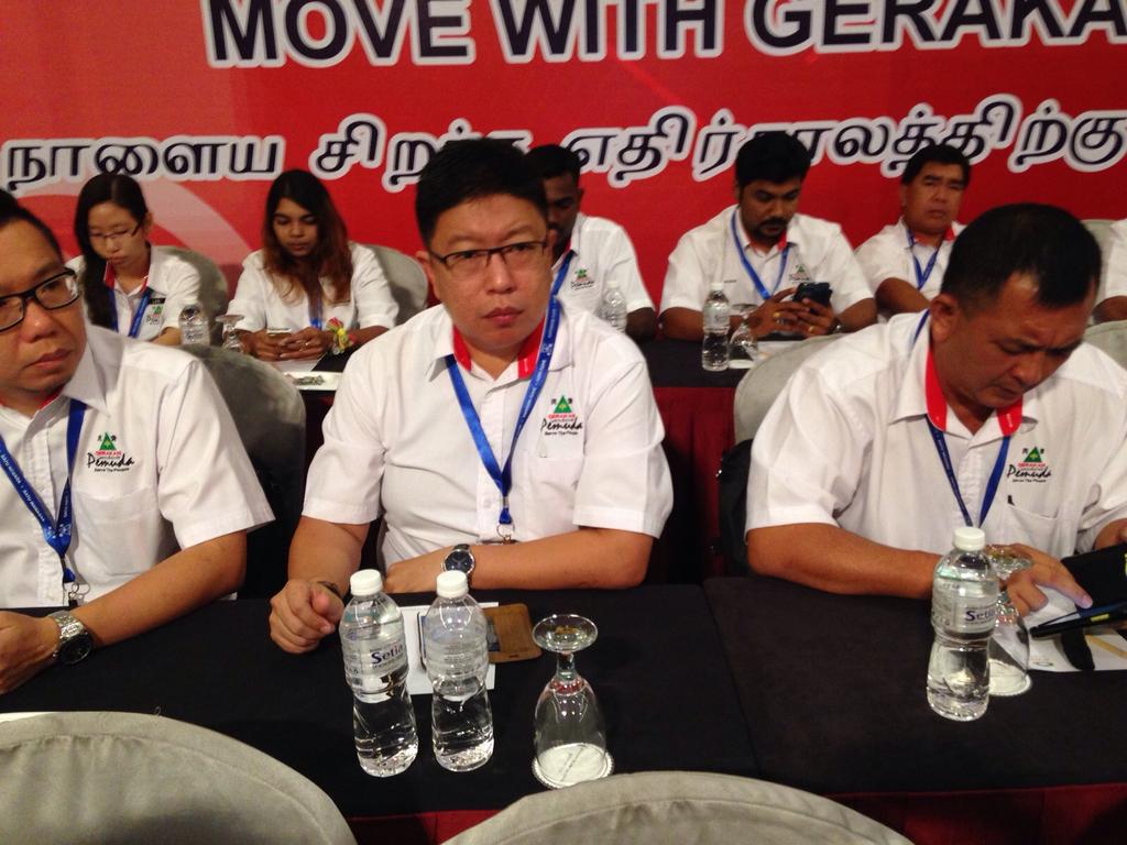 Pemuda46's tweet photo. Persidangan Perwakilan Tahunan Pemuda Gerakan Nasional. @Gerakan_Youth @tankengliang @ivanpal07 @khairykj @PrabaVK3 http://t.co/GsY0tG3BEr