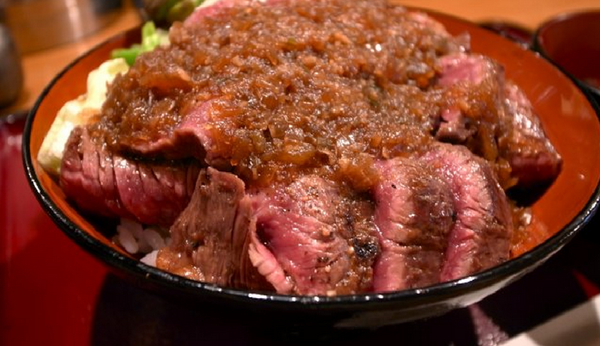 KINGOFMEAT1's tweet photo. 【裏なんば】大阪人も並ぶ数量限定のてんこもりハラミ丼ランチ！
GW大阪に行かれる方必見♡関西の美味しいお肉って気になりませんか(･ω&amp;lt;)☆？
http://t.co/efTRh3PE1c #肉会 #大阪 #グルメ http://t.co/QW4F0vUXi5