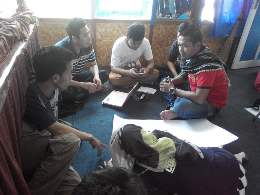 Tim mengerjakan tugas dari coach <a href="/fauzirachmanto/">Fauzi Rachmanto</a> #TDAcampMakassar