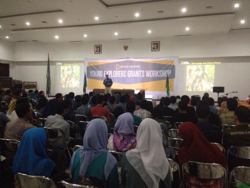 NGIndonesia's tweet photo. Para peserta #NGYoungExplorers Grant di @ipbofficial sedang menyimak kisah penjelajahan oleh Fotografer Tim Laman http://t.co/4tzeLv0p9r