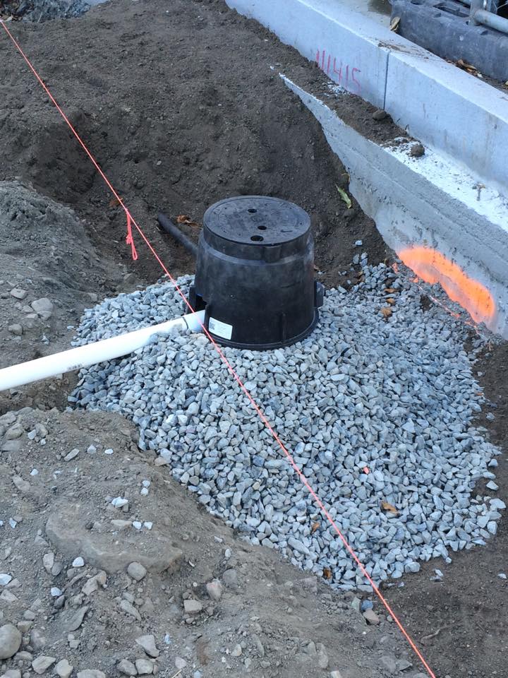 IrrigationCnslt's tweet photo. From @bvinchesi's site visit "Install valve box on crushed stone base"  #mightbeoverkill #irrigation #GettingItDone http://t.co/8Vh11HztQf