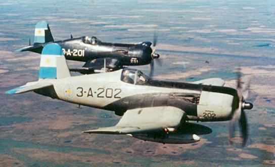 オミーズの辞典 F4u コルセア その12 本機はラテンアメリカ諸国にも供与された 1969年のサッカー戦争 においてホンジュラス空軍所属の本機はエルサルバドル空軍所属のp 51 F4uと交戦し これを撃墜した この戦闘が本機最後の活躍となった Http T Co