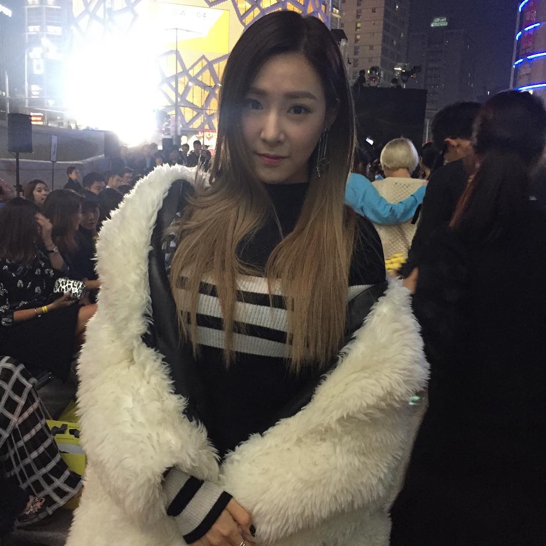 [PIC][17-10-2015]Tiffany tham dự "Hera Seoul Fashion Week 2016SS 'Lucky Chouette'" vào tối nay - Page 2 CRg9qLKU8AEoYd2