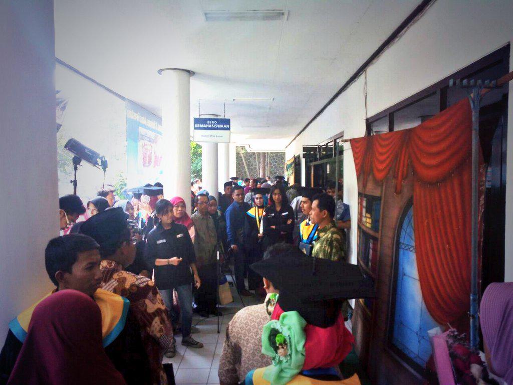 Semangat ya kakak2 JUFOC yg lagi motret Wisuda UMM ke 77 :)
Happy Graduation jg buat kakak2 yg habis di Wisuda :D