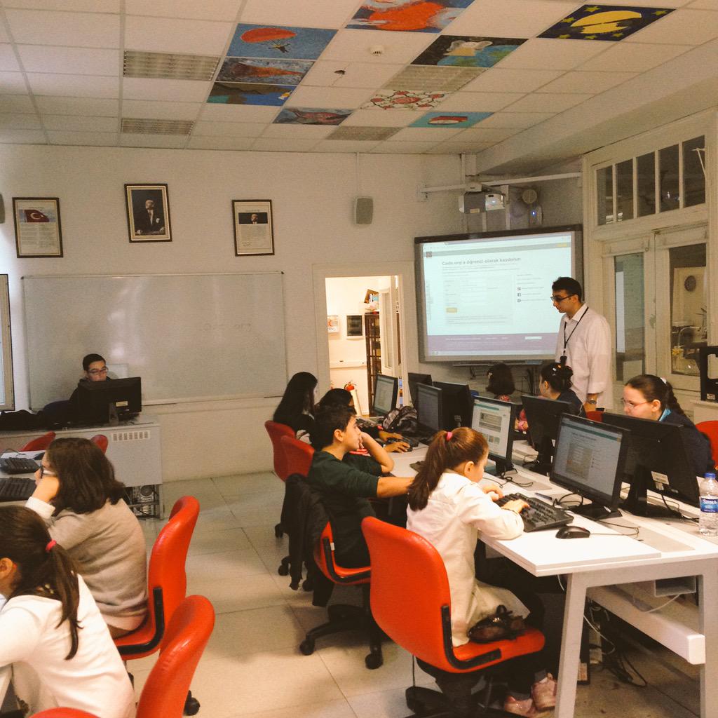 iOnurUnal's tweet image. MEB Yaşar Doğu İlkokul öğrencileri Robert Kolej RCMakers Kulübü öğrencilerinden kodlama öğreniyor! #codeweek2015