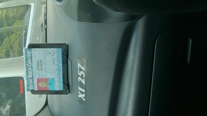 nyolot krn gue lama ngasih jwbn pilihan jln. Ni supir perlu ditegur deh ama @Bluebirdgroup. Ga nyaman! (3/3)