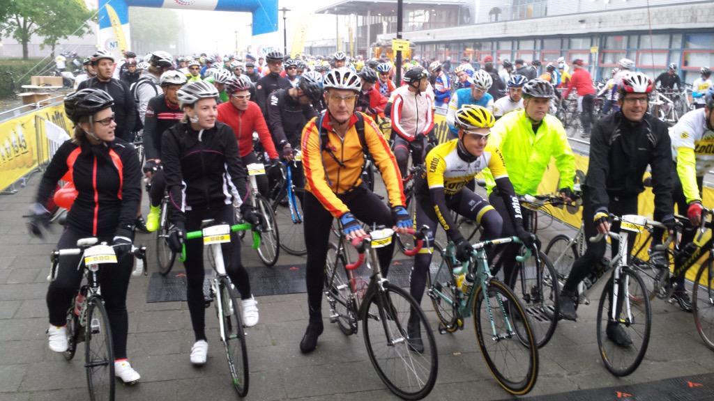 Lotto_NL's tweet photo. De renners zijn vertrokken voor de #6vanlotto toertocht en de andere renners draaien zich warm voor #profvooreendag http://t.co/sVuMNCuK99