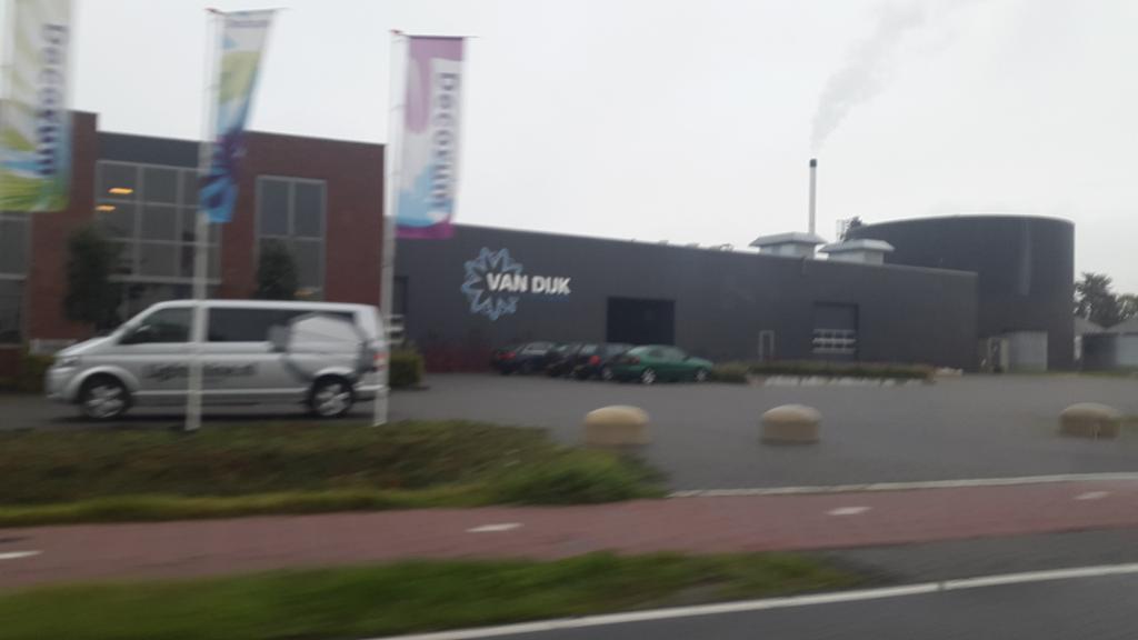 LightshineMB's tweet photo. Bij @vanDijkFlowers worden de reflectoren gereinigd voor het 4 jaar Door Lightshine cleaning. http://t.co/TZ8cCGBYnp