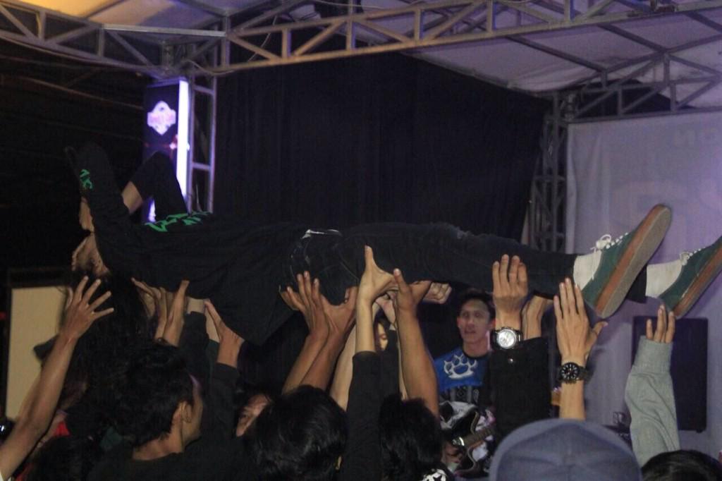 Moshing vokalis dari <a href="/weareSOG/">Sekumpulan Orang Gila</a> at Sandy's Cafe, Mantaaaaaaap \mm/