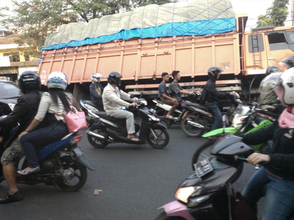 Angga_Ni's tweet photo. Kumaha iyeu pak jalan moh.toha ambles wae
Pengguna jalan jadi waswas
Truk weh tiguling gara-gara ambles
@ridwankamil http://t.co/arwzGs780d
