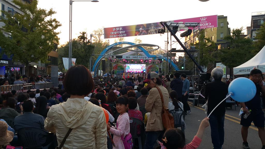 2015
이태원 지구촌 축제가
10.17~18일까지 이틀간의 여정으로 
시작되었습니다~
세계 각국의 음식과 문화를 체험 할 수
있는 축제입니다^^