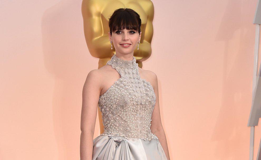 Hoy cumple años Felicity Jones Happy Birthday! Repasa los mejores looks de la dulce actriz  