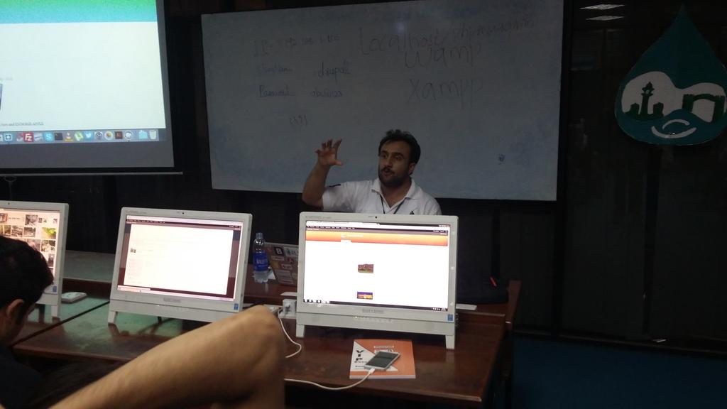 Taimor46's tweet image. #drupalcamppeshawar #drupal #Peshawar @salmanhaideruop during session